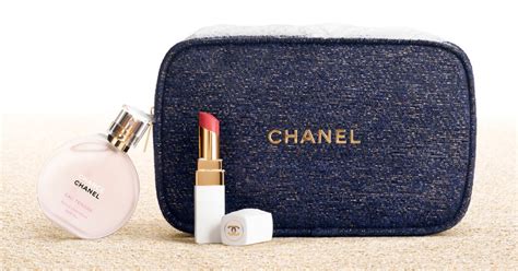 chanel ポーチ付きコフレ|【シャネル×クリスマスコフレ2024】ポーチ付きのメイクセット .